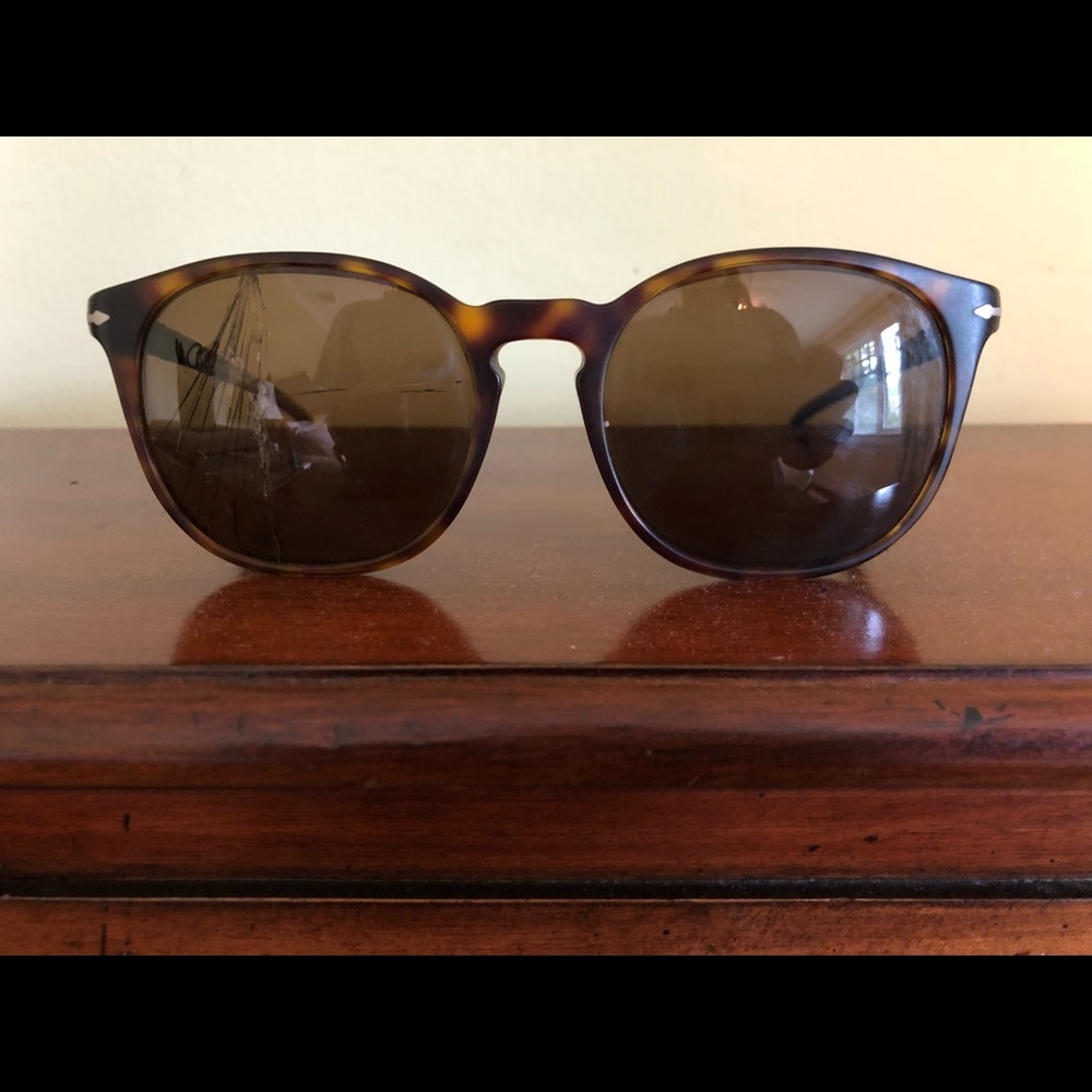 Tortoise/brown. Style: pilot, wrap.